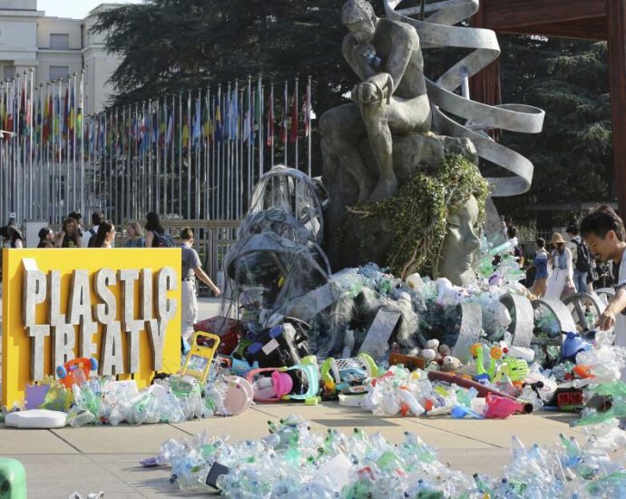artist-covers-sculpture-in-plastic-garbage-at-un.-plastic-pollution-treaty-talks