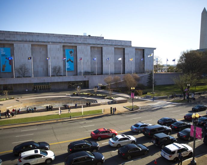white-house-reviewing-smithsonian-exhibits-to-make-sure-they-align-with-the-president’s-vision