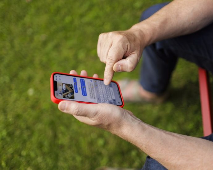 survey-shows-baby-boomers-exhibit-signs-of-digital-addiction