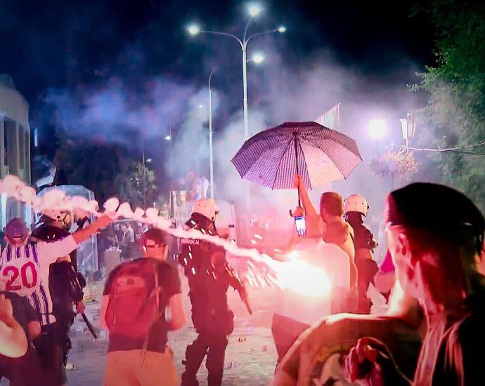 dozens-injured-in-serbia-as-clashes-erupt-at-antigovernment-protests