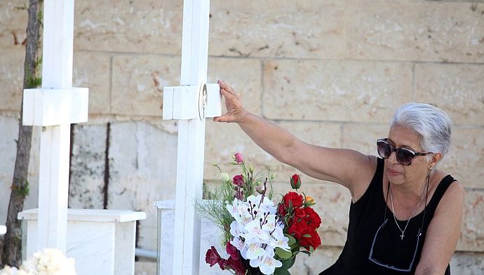 greek-and-turkish-cypriots-unite-to-restore-cemeteries-along-green-line