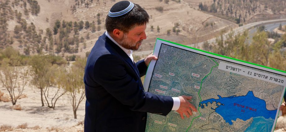 smotrich-announces-israeli-plan-to-split-occupied-west-bank-in-half
