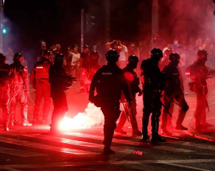 serbian-antigovernment-protests-escalate-in-third-night-of-clashes