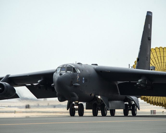 How A Giant Parachute Helps The B-52 Come To A Complete Stop