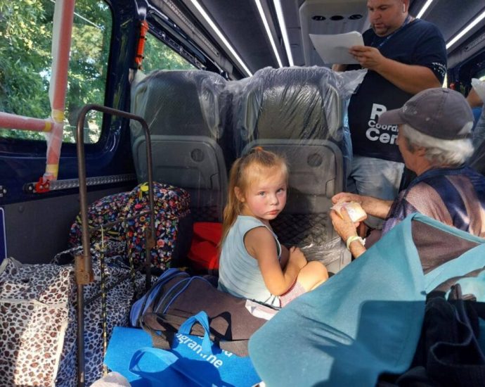 “get-out-now”:-ukraine-tells-families-to-flee-as-5-more-donetsk-towns-face-russian-guns-closing-in