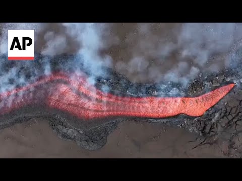 new-rupture-on-the-side-of-mount-etna-creates-spectacular-lava-flow