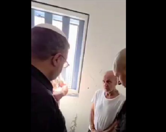 israel’s-ben-gvir-filmed-threatening-marwan-barghouti-in-prison