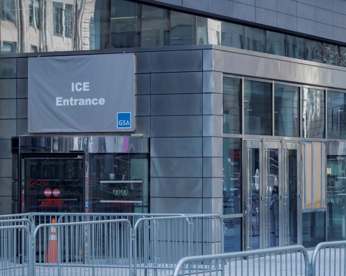 envelopes-with-white-powder-prompt-ice,-fbi,-dhs-office-evacuations-in-ny