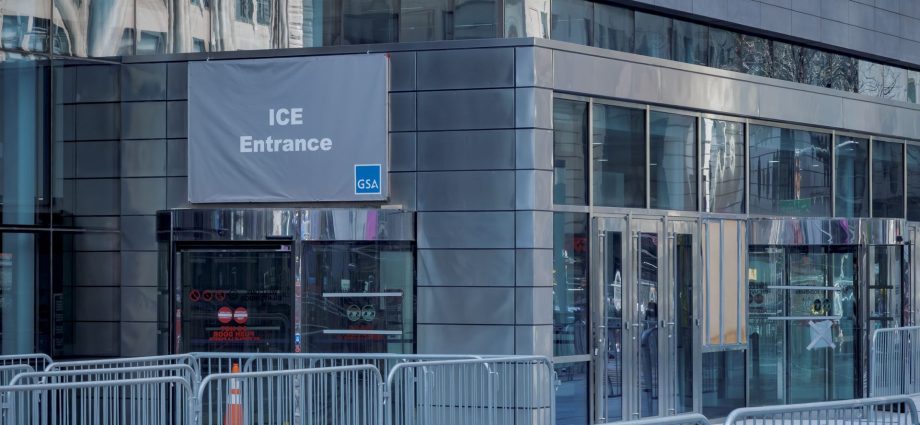 envelopes-with-white-powder-prompt-ice,-fbi,-dhs-office-evacuations-in-ny
