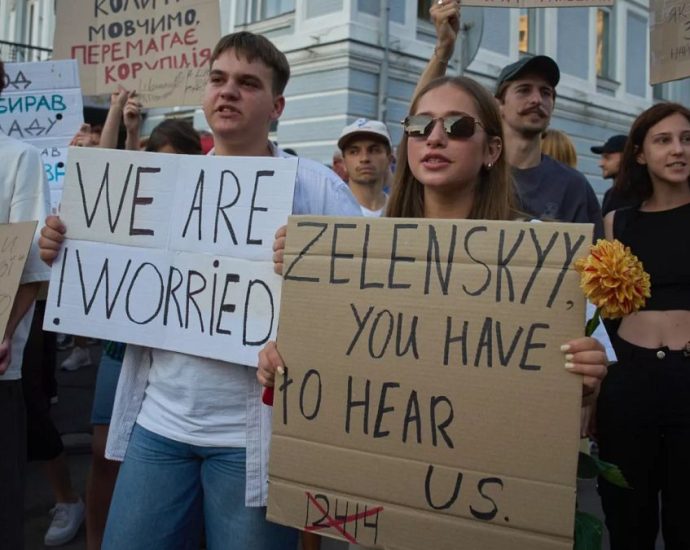 pushing-kyiv-to-give-up-land-‘will-force-ukrainians-to-take-to-the-streets,’-expert-says