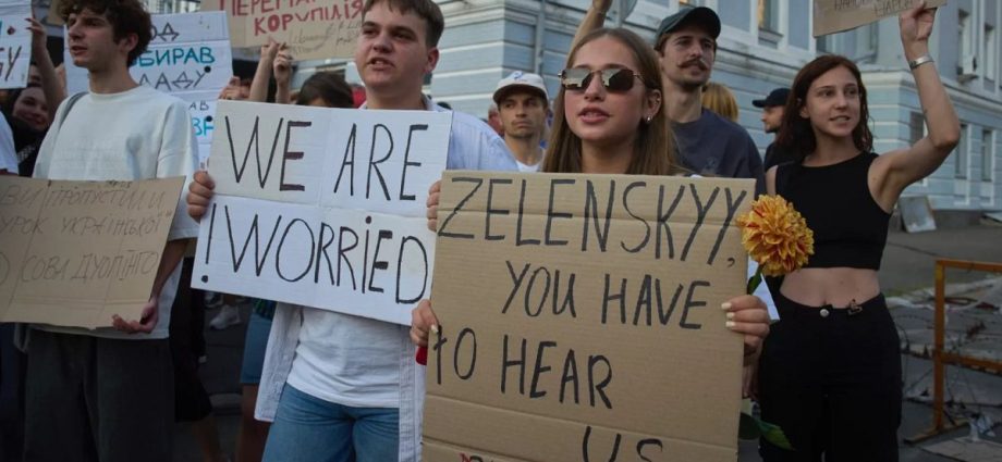 pushing-kyiv-to-give-up-land-‘will-force-ukrainians-to-take-to-the-streets,’-expert-says