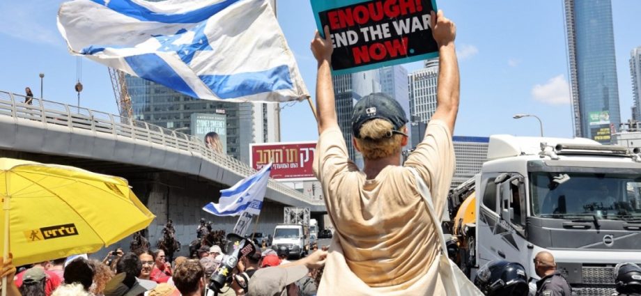 israelis-hold-nationwide-protest-to-end-gaza-war,-‘bring-back-the-hostages’