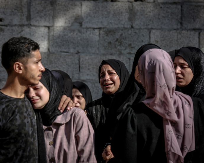 israel-intensifies-gaza-city-attacks,-forcing-starving-palestinians-to-flee