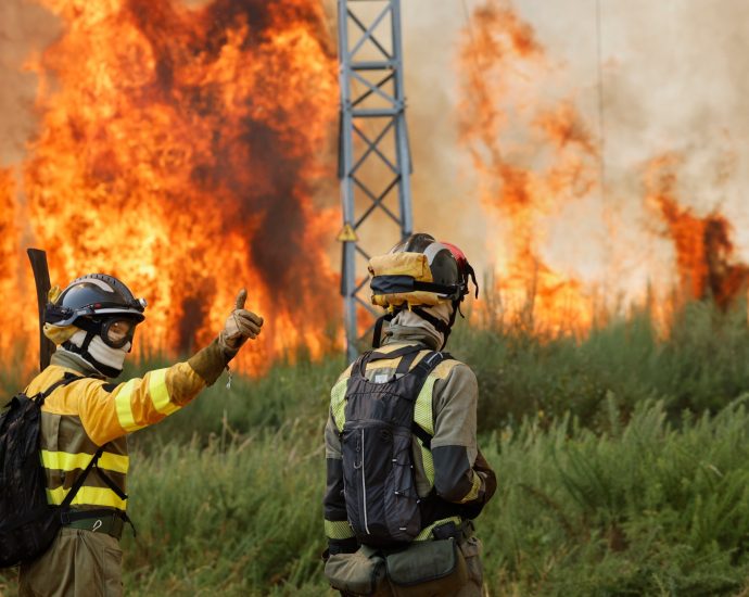 spain-battles-20-big-wildfires,-deploys-500-more-soldiers-in-searing-heat