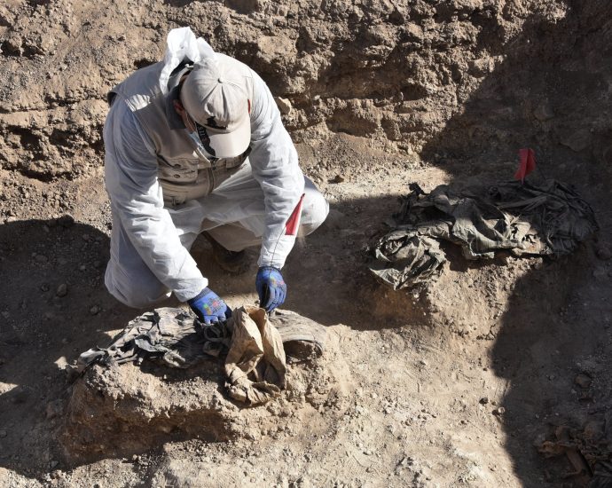 iraq-starts-mass-grave-excavation-from-isil-(isis)-carnage-south-of-mosul