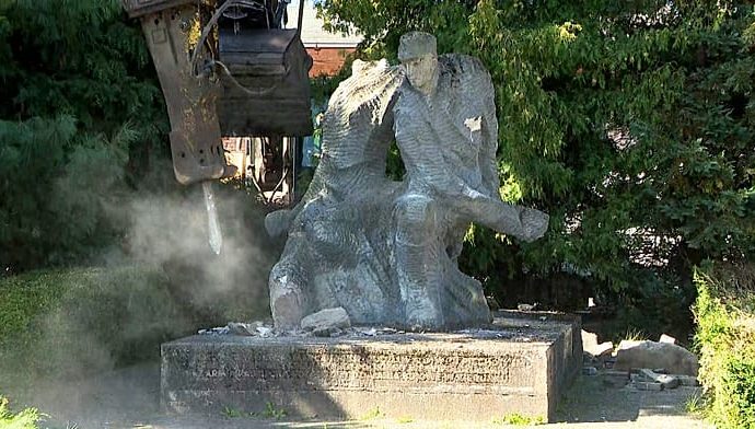 monument-taken-down-in-poland-under-communist-symbols-law