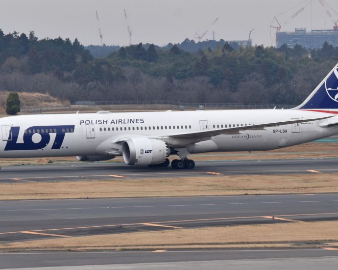 lot-polish-airlines-787-diverts-to-urumqi-due-to-trent-1000-engine-issue