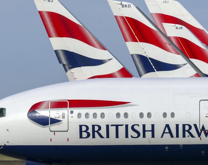 british-airways-pilot-suspended-after-leaving-cockpit-door-open-so-family-could-watch-him-fly