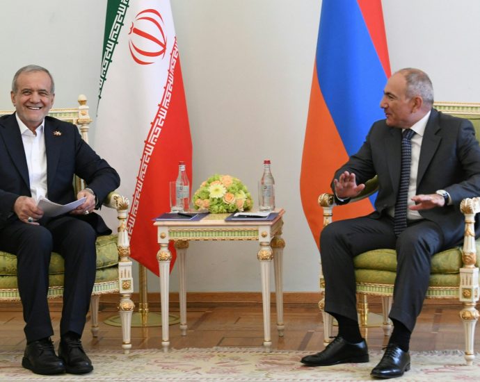 armenia-reassures-visiting-iran-leader-it-will-control-azerbaijan-corridor