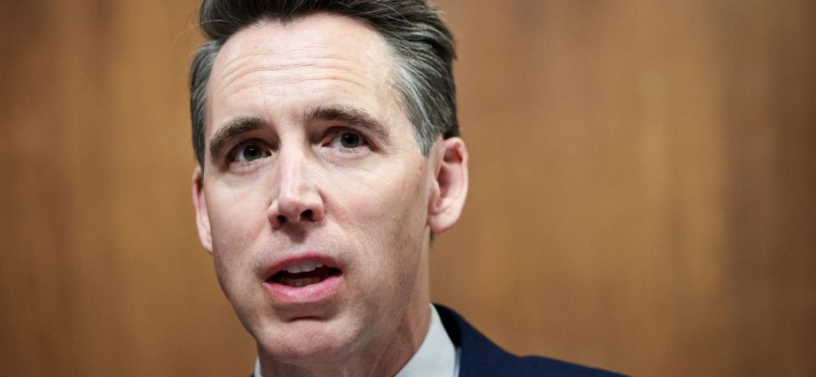 josh-hawley-is-ruffling-gop-feathers-as-he-stakes-out-his-ground:-from-the-politics-desk