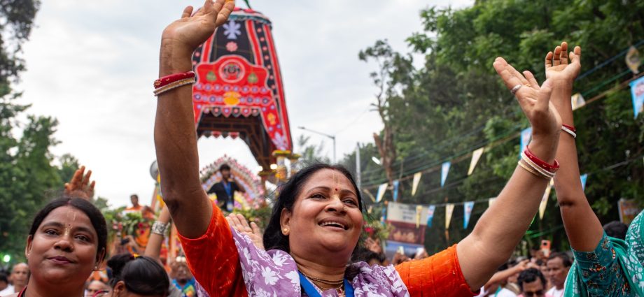 ‘sitting-on-a-volcano’:-two-indian-temples-clash-as-politics-and-faith-mix