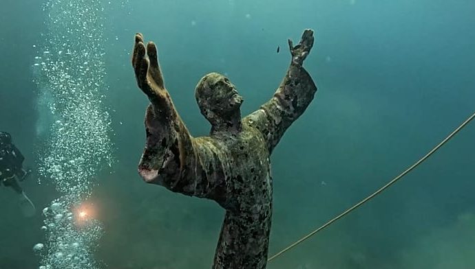 underwater-christ-statue-in-liguria-cleaned-for-70th-anniversary