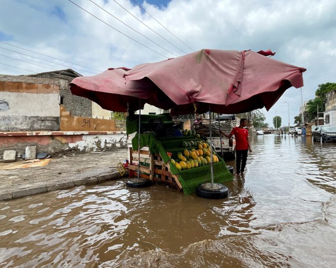 heavy-rain-floods-streets-in-yemen’s-sanaa-and-aden