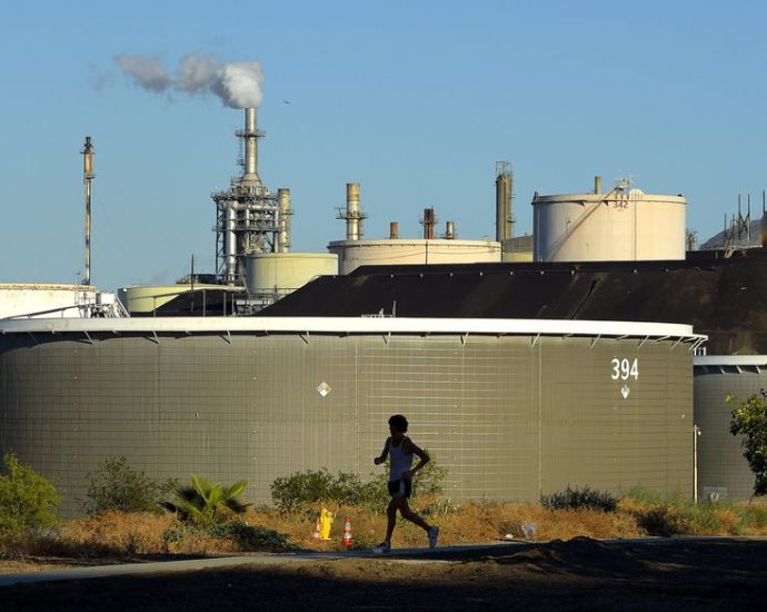 who’s-going-to-clean-up-the-‘lake’-of-oil-under-la.?