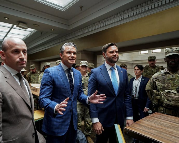 us-vice-president-visits-troops-amid-protests-in-washington,-dc-crackdown