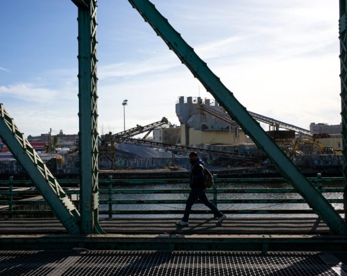 navigating-the-troubled-waters-of-newton-creek-means-an-environmental-cleanup-in-brooklyn-and-queens-that-will-cost-at-least-$3.3-billion