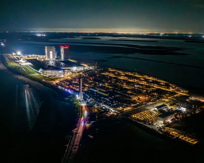 SpaceX moves giant Super Heavy rocket to pad ahead of Starship Flight 10 launch (photos)