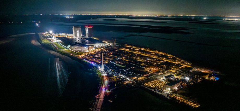 SpaceX moves giant Super Heavy rocket to pad ahead of Starship Flight 10 launch (photos)