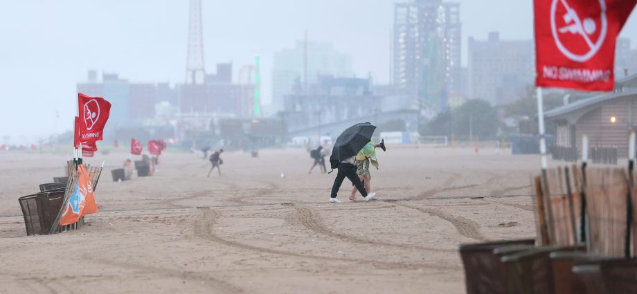 atlantic-shore-towns-feel-hurricane-erin’s-sting-without-it-ever-making-landfall