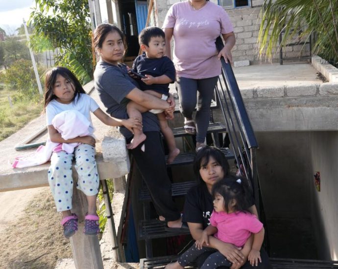 a-mother’s-choice:-jail-in-la.-or-deportation-to-mexico-with-her-children