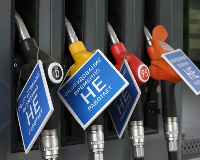 russia-imposes-fuel-rationing-on-civilians:-ukraine’s-foreign-intelligence