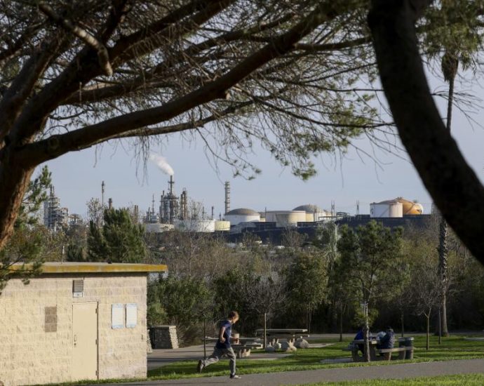 deaths,-illness-from-air-pollution-related-to-gas-and-oil-hit-people-of-color-hardest,-study-finds