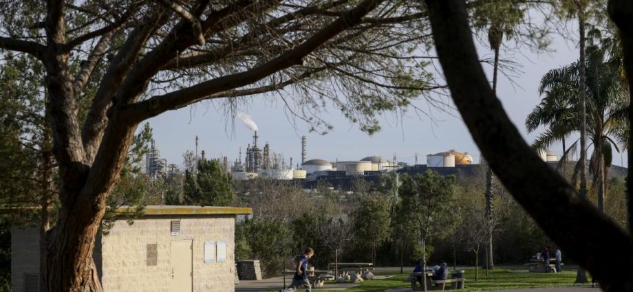 deaths,-illness-from-air-pollution-related-to-gas-and-oil-hit-people-of-color-hardest,-study-finds