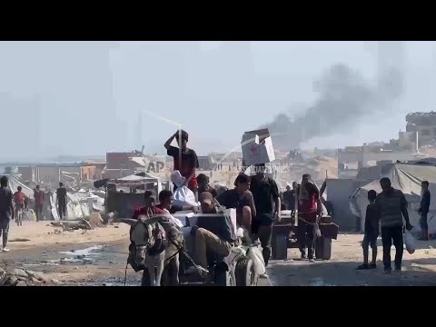 gaza-city-residents-return-from-the-zikim-area-with-aid-after-famine-declaration