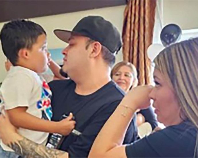watch:-kilmar-abrego-garcia-reunites-with-family-after-release-from-federal-custody