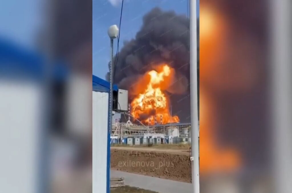 ukraine-drone-strike-keeps-russia’s-only-rostov-refinery-burning-for-third-day