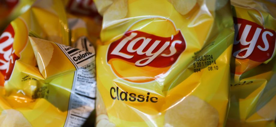cuomo-uses-potato-chip-scandal-to-needle-adams