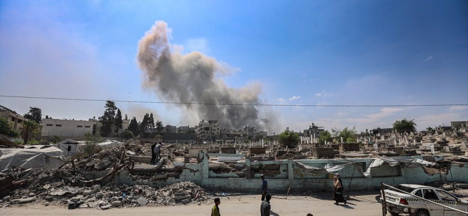 live:-israel-pounds-gaza;-protesters-across-globe-denounce-gaza-city-famine
