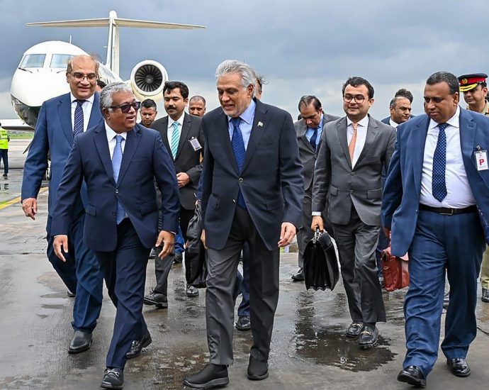 pakistan-fm-holds-talks-with-bangladeshi-officials-during-‘historic’-visit