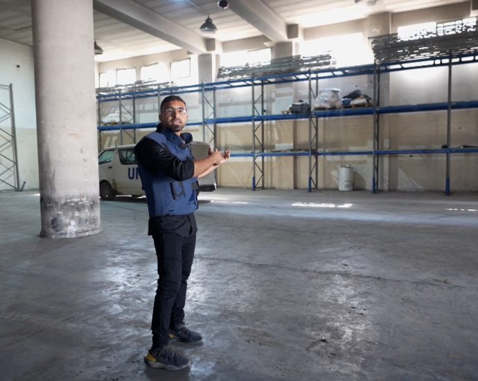al-jazeera-films-in-gaza’s-empty-warehouse-as-israeli-made-famine-deepens