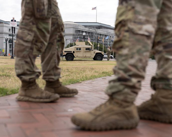 national-guard-troops-in-dc.-to-begin-carrying-firearms