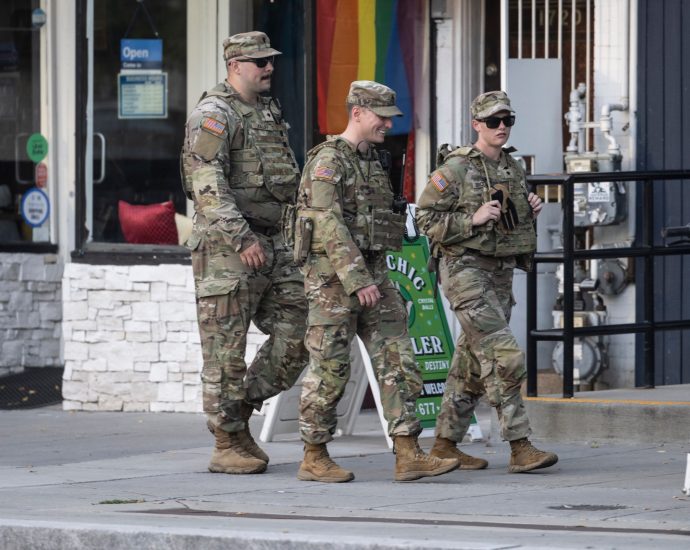 us-national-guard-troops-begin-carrying-weapons-in-washington,-dc