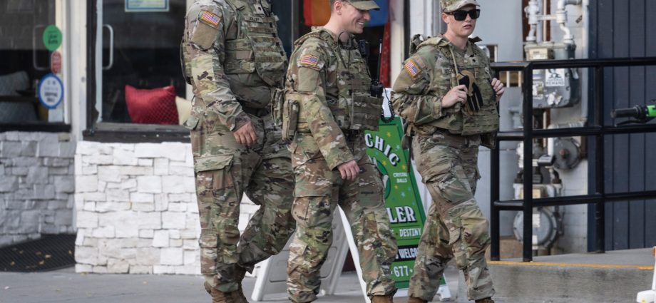 us-national-guard-troops-begin-carrying-weapons-in-washington,-dc