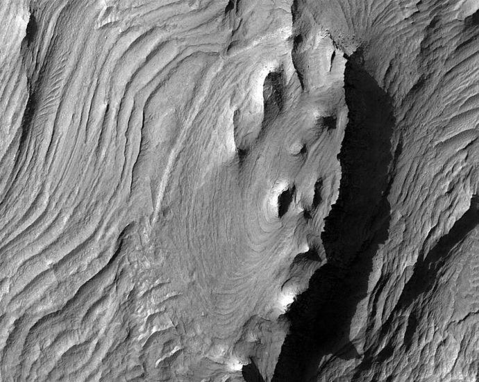 Longest canyon in the solar system reveals new secrets — Space photo of the week