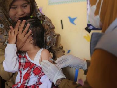 indonesia-launches-a-measles-vaccination-campaign-after-17-die-in-an-outbreak