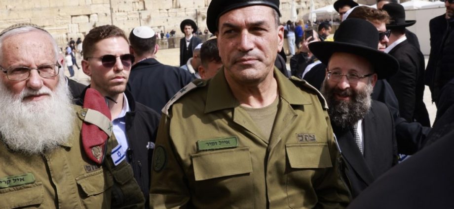 israel-army-chief-says-captive-‘deal-on-table’,-israel-must-take-it:-report